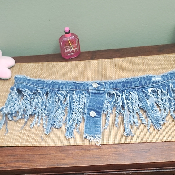 Adorable JEAN FRINGE SKIRT - Picture 2 of 4
